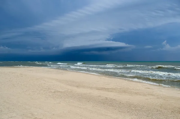 Las Olas Del Mar Lavan Playa Arena Limpia Paisaje Una — Foto de Stock