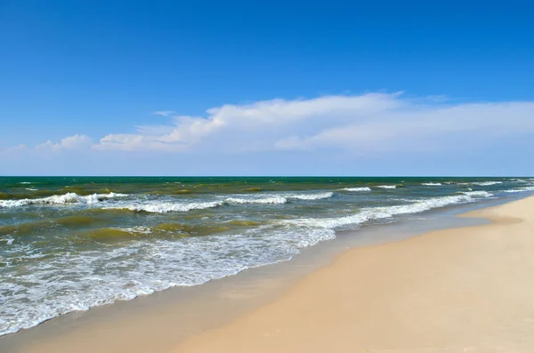 海浪把海滩拍打在蓝天上 野外海滩上的风景 夏天的大海 — 图库照片