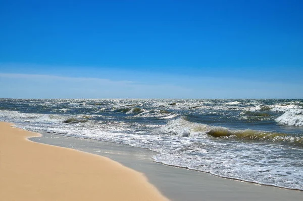 海浪把海滩拍打在蓝天上 野外海滩上的风景 夏天的大海 — 图库照片
