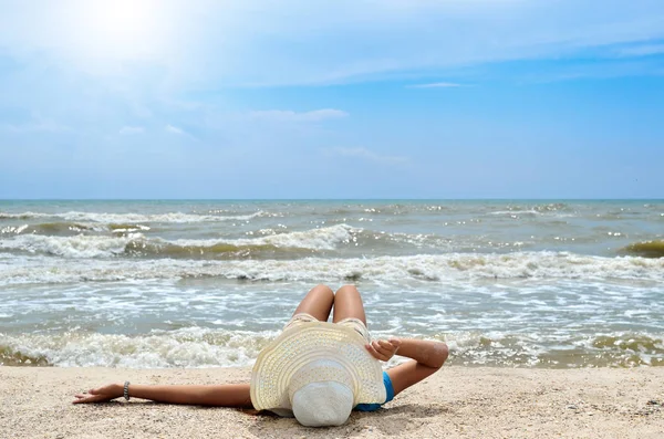 Jong Meisje Een Witte Hoed Het Zee Strand Schone Zandige Stockfoto