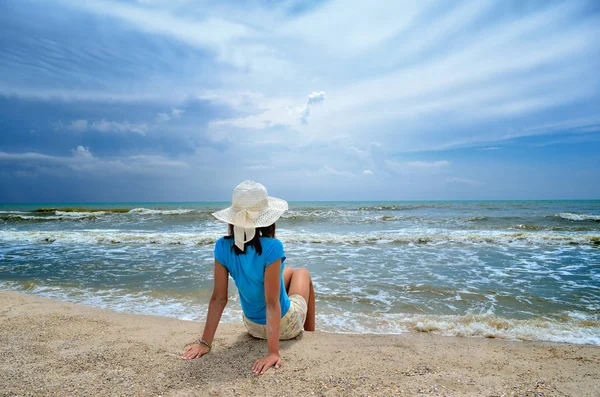 Jong Meisje Een Witte Hoed Het Zee Strand Schone Zandige Stockfoto