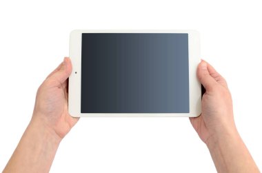 Beyaz arka planda bir gadget tutan eller. Tablet bilgisayar, kablosuz cihaz.