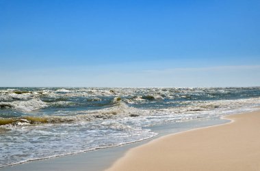Deniz dalgaları temiz kumlu plajı yıkayın. Vahşi bir plajda peyzaj. Yaz aylarında deniz.