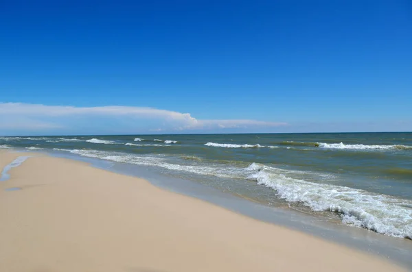 Θαλάσσια Κύματα Πλένουν Την Καθαρή Αμμώδη Παραλία Τοπίο Μια Άγρια — Φωτογραφία Αρχείου