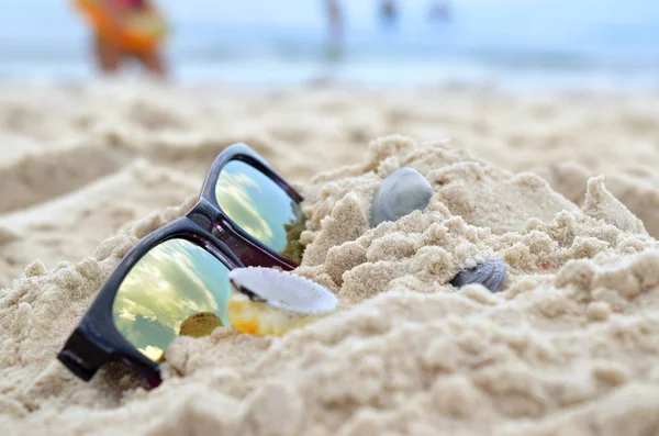 Wolken Weerspiegeld Een Zonnebril Het Strand — Stockfoto