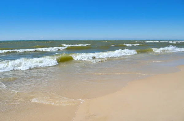 Tenger Hullámai Tiszta Homokos Strandon Mosognak Tájkép Egy Vadon Élő — Stock Fotó