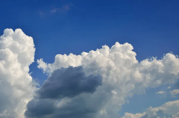 青空を背景に白い雲 — ストック写真