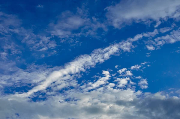 青空を背景に白い雲 — ストック写真