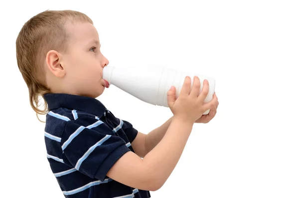 Kind Drinkt Melk Uit Een Fles Een Witte Achtergrond — Stockfoto