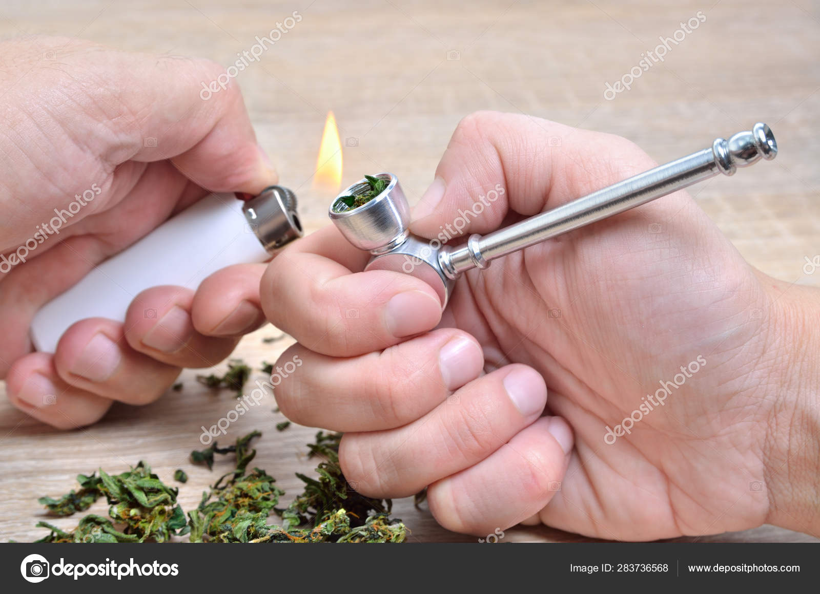 Hand Holding Pipe Smoking Marijuana Cannabis Smoking Devices Stock Photo by  ©Oleksandrum79 283736568