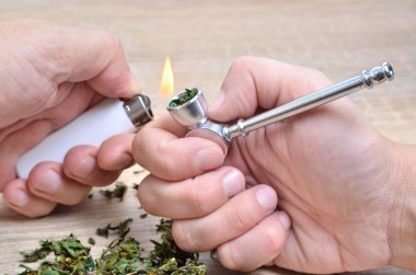 El, marihuana içmek için pipo tutuyor. Esrar sigara içilen cihazlar.