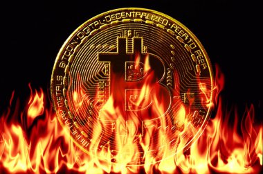 Siyah arka planda izole bitcoin yakma. Kripto para piyasasının çöküşü.