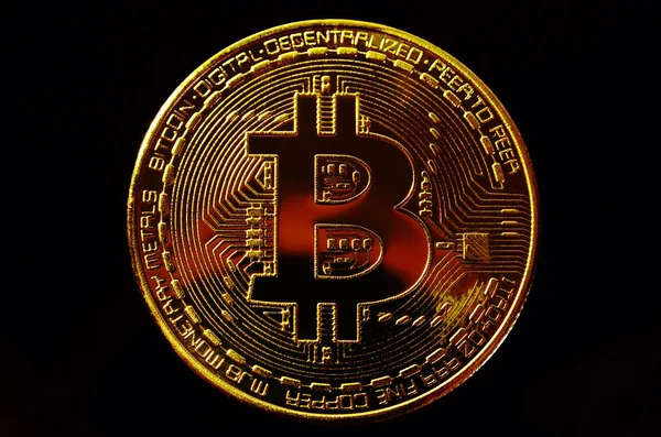 Altın sikke, bitcoin kripto para birimi karanlık bir arka plan üzerinde.