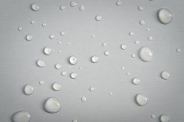 Beyaz yüzeyde büyük su damlaları.