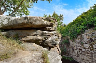 Bir bulutlu gökyüzü arka plan bir kanyonda yeşil ağaçlar