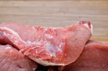 Mutfak masasında bir parça çiğ et.