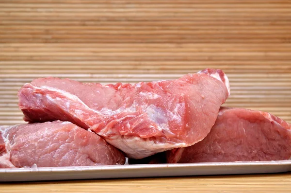 Ein Stück Rohes Fleisch Auf Einem Küchentisch — Stockfoto