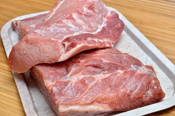 Ein Stück Rohes Fleisch Auf Einem Küchentisch — Stockfoto