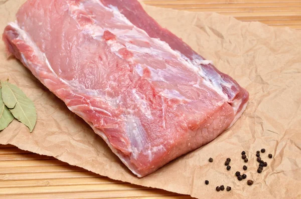 Кусок Сырого Мяса Кухонном Столе — стоковое фото