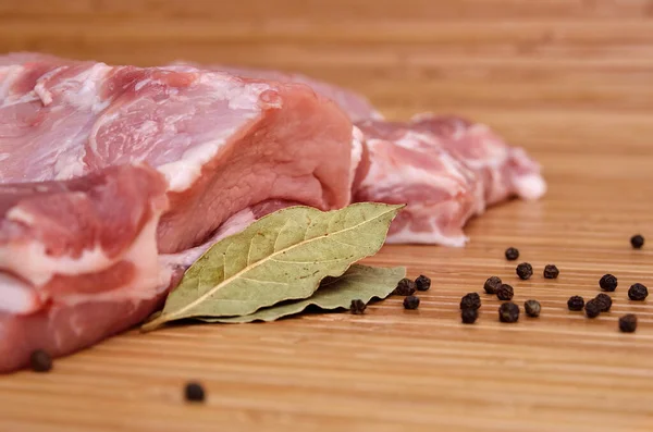 Ein Stück Rohes Fleisch Auf Einem Küchentisch — Stockfoto