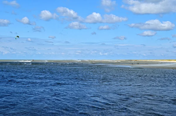Zeegolven Wassen Het Strand Tegen Een Blauwe Lucht Landschap Een — Stockfoto