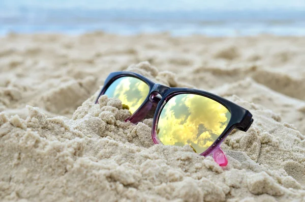 Облака Отражаются Солнцезащитных Очках Пляже — стоковое фото