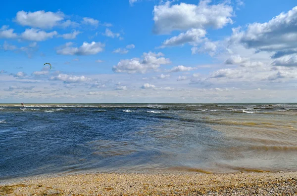 Deniz Dalgaları Sahili Mavi Gökyüzüne Karşı Yıkıyor Vahşi Bir Sahilde — Stok fotoğraf
