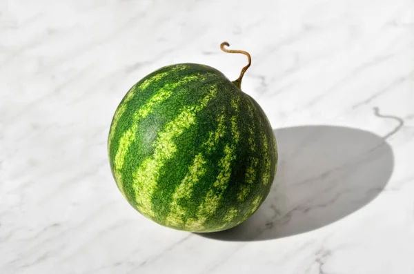 Reife Grüne Wassermelone Auf Weißem Hintergrund — Stockfoto