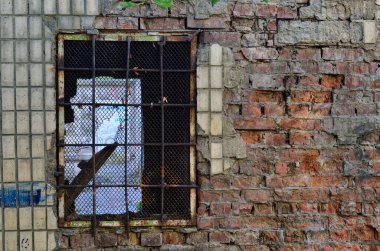 Terk edilmiş bir binanın duvarındaki pencere.
