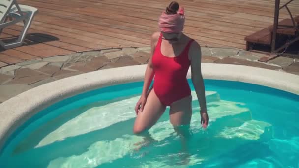 Vídeos de stock de Mujer bañandose, vídeos sin royalties de Mujer