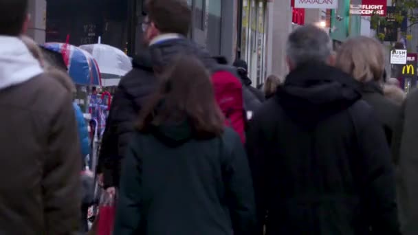 Shoppers in Oxford Street, Londen, Engeland — Stockvideo