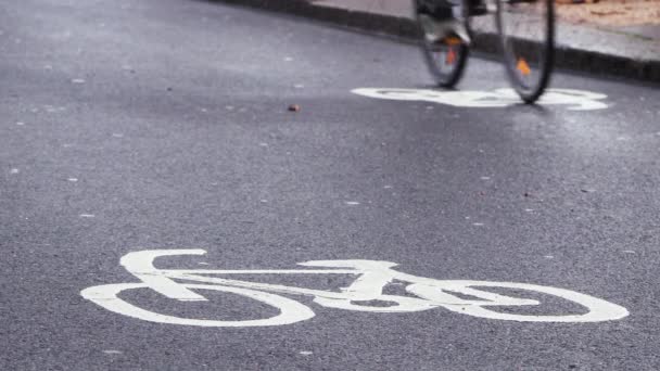 Rowerzyści jazda w cyklu zajęty lane w Londynie nad Tamizą — Wideo stockowe