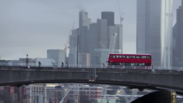 Gli autobus di Londra passano davanti alla Cattedrale di St Paul all'alba — Video Stock