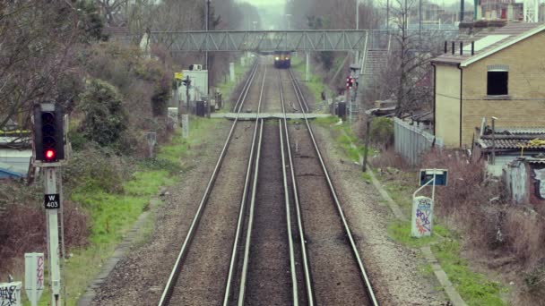 Ein Zug passiert einen Bahnübergang in London — Stockvideo