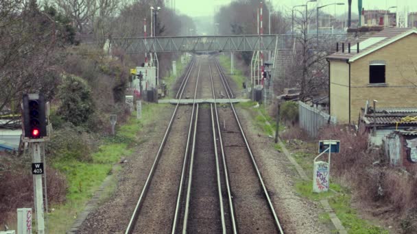Поезд проезжает Уровневый переход в Лондоне — стоковое видео