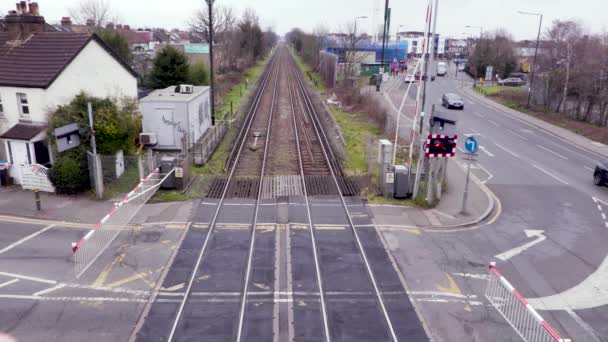 A vonat áthaladásakor szintbeni útátjáró Londonban — Stock videók