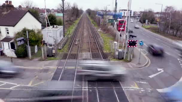Een trein passeert een spoorwegovergang in Londen — Stockvideo
