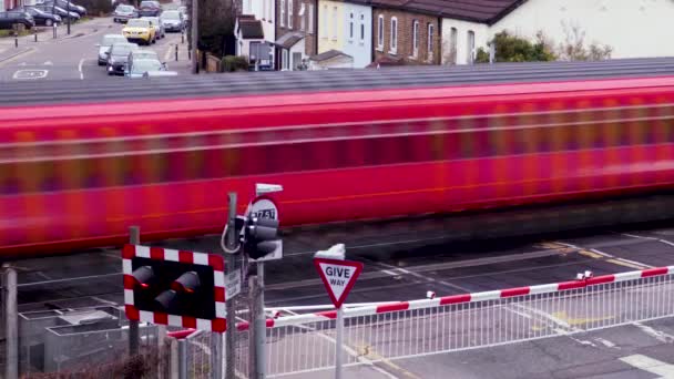 Przejeżdżania pociągu na przejeździe w Londynie — Wideo stockowe