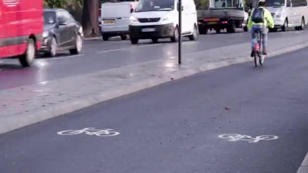 Rowerzyści jazda w cyklu zajęty lane w Londynie z obok ruchu drogowego — Wideo stockowe