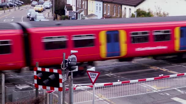 Ein Zug passiert einen Bahnübergang in London — Stockvideo