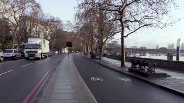 Cyklisté jezdí v náročném cyklu lane v Londýně na Temži u silniční dopravy — Stock video