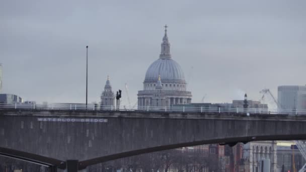 Los autobuses de Londres pasan por la Catedral de San Pablo al amanecer — Vídeos de Stock