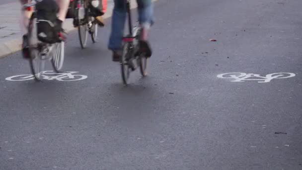 Rowerzyści jazda w cyklu zajęty lane w Londynie nad Tamizą — Wideo stockowe