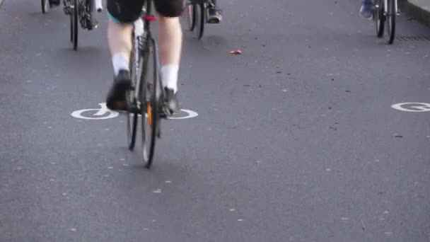 Rowerzyści jazda w cyklu zajęty lane w Londynie nad Tamizą — Wideo stockowe