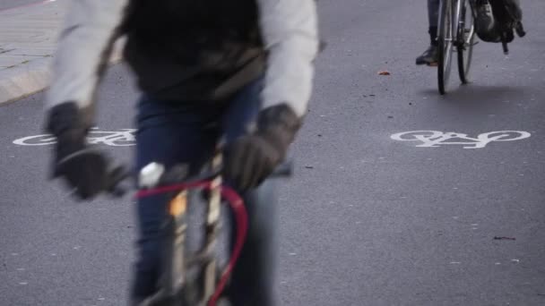 Rowerzyści jazda w cyklu zajęty lane w Londynie nad Tamizą — Wideo stockowe