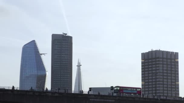 Autobuses de Londres pasan el horizonte de la ciudad al amanecer — Vídeos de Stock