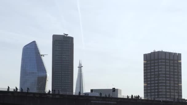 Londoner Busse fahren bei Sonnenaufgang an der Skyline der Stadt vorbei — Stockvideo