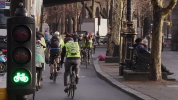 A kerékpárosok lovagolni egy forgalmas ciklus lane, London — Stock videók