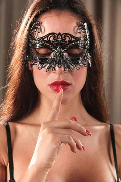 Maskeli kadın sessizlik istiyor.