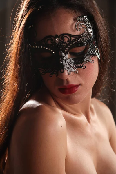 Maskeli kadın sağa bakıyor.